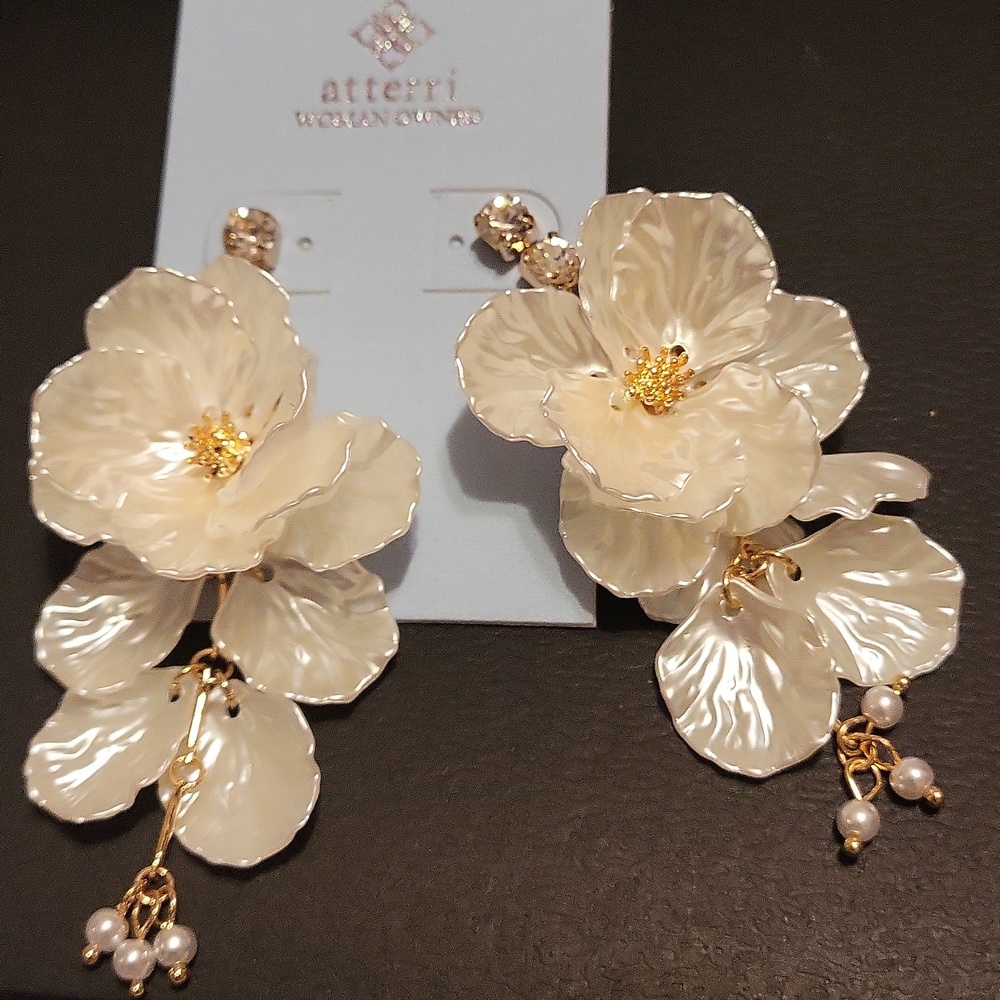 Sterri White Mother-of-Pearl Floral Drop Earrings with Gold Accents - Picture 3 of 4